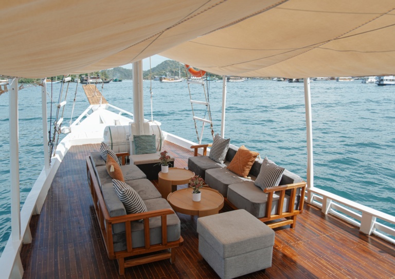 Akassa Cruise, open trip labuan bajo, labuan bajo, open trip navila liveaboard, komodo national park, komodo island, komodo dragon, pink beach, padar island, 3 days 2 nights labuan bajo open trip, open trip labuan bajo, open trip komodo island, komodo sailing tour
