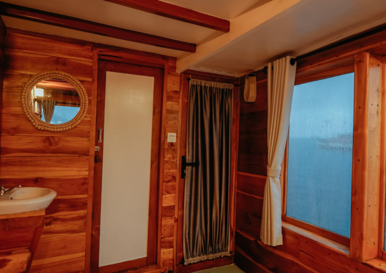 Natural 01 Liveaboard, open trip labuan bajo, labuan bajo, open trip navila liveaboard, komodo national park, komodo island, komodo dragon, pink beach, padar island, 3 days 2 nights labuan bajo open trip, open trip labuan bajo, open trip komodo island, komodo sailing tour