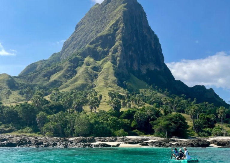 nuca molas island,pulau nuca molas,komodo dragon,komodo island,komdo natinal park,sail komodo tour,labuan bajo,komdo sailing tour,komodo island liveboard