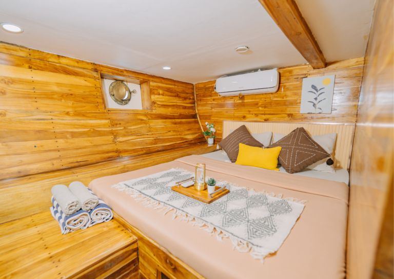 Semesta Liveaboard, open trip labuan bajo, labuan bajo, open trip navila liveaboard, komodo national park, komodo island, komodo dragon, pink beach, padar island, 3 days 2 nights labuan bajo open trip, open trip labuan bajo, open trip komodo island, komodo sailing tour
