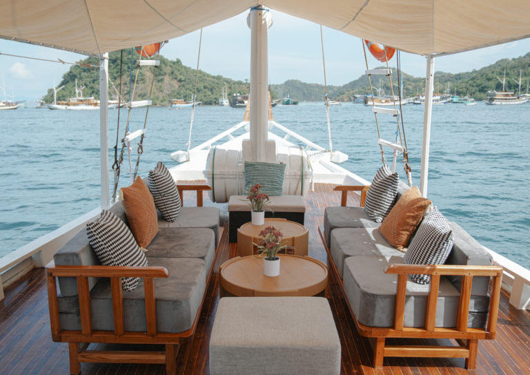 Akassa Cruise, open trip labuan bajo, labuan bajo, open trip navila liveaboard, komodo national park, komodo island, komodo dragon, pink beach, padar island, 3 days 2 nights labuan bajo open trip, open trip labuan bajo, open trip komodo island, komodo sailing tour