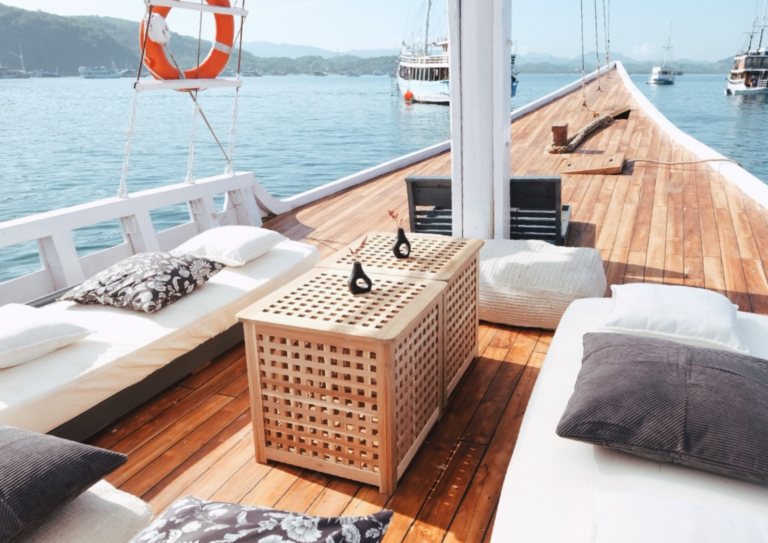 Derya Liveaboard, open trip labuan bajo, labuan bajo, open trip navila liveaboard, komodo national park, komodo island, komodo dragon, pink beach, padar island, 3 days 2 nights labuan bajo open trip, open trip labuan bajo, open trip komodo island, komodo sailing tour