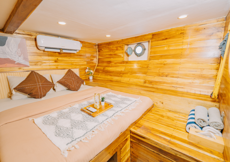 Semesta Liveaboard, open trip labuan bajo, labuan bajo, open trip navila liveaboard, komodo national park, komodo island, komodo dragon, pink beach, padar island, 3 days 2 nights labuan bajo open trip, open trip labuan bajo, open trip komodo island, komodo sailing tour