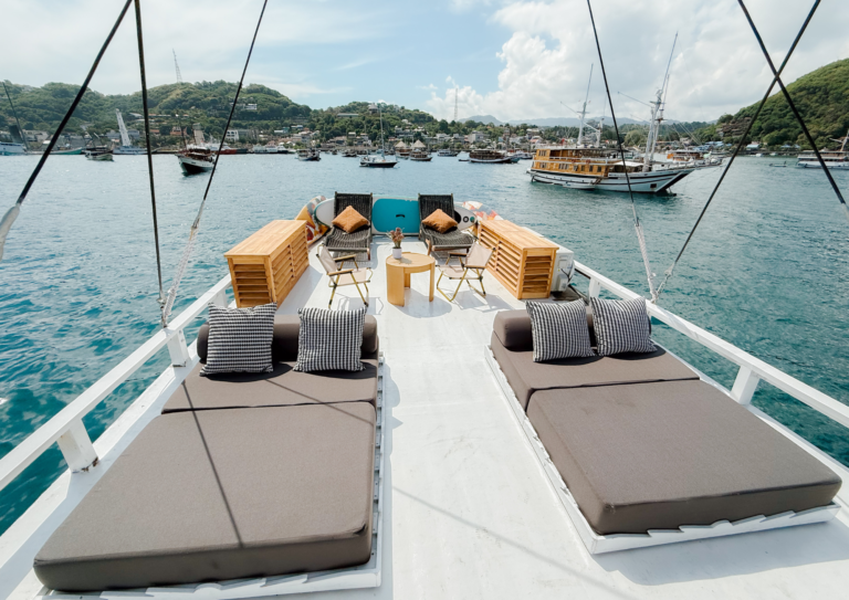 Akassa Cruise, open trip labuan bajo, labuan bajo, open trip navila liveaboard, komodo national park, komodo island, komodo dragon, pink beach, padar island, 3 days 2 nights labuan bajo open trip, open trip labuan bajo, open trip komodo island, komodo sailing tour