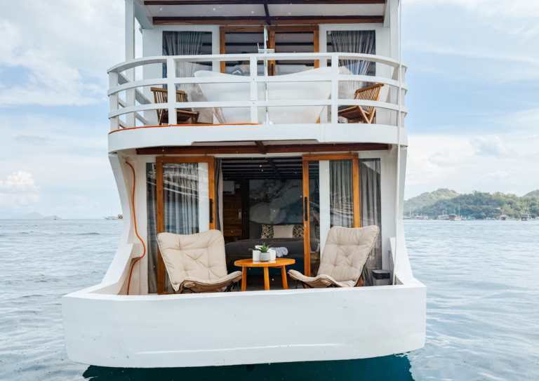 Akassa Cruise, open trip labuan bajo, labuan bajo, open trip navila liveaboard, komodo national park, komodo island, komodo dragon, pink beach, padar island, 3 days 2 nights labuan bajo open trip, open trip labuan bajo, open trip komodo island, komodo sailing tour