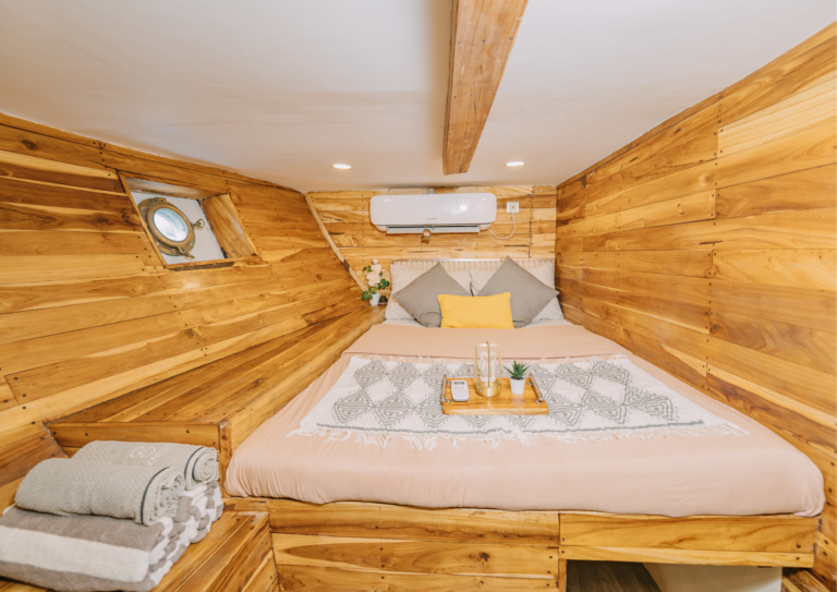 Semesta Liveaboard, open trip labuan bajo, labuan bajo, open trip navila liveaboard, komodo national park, komodo island, komodo dragon, pink beach, padar island, 3 days 2 nights labuan bajo open trip, open trip labuan bajo, open trip komodo island, komodo sailing tour