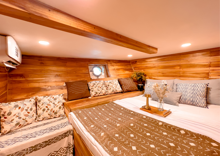 Semesta Liveaboard, open trip labuan bajo, labuan bajo, open trip navila liveaboard, komodo national park, komodo island, komodo dragon, pink beach, padar island, 3 days 2 nights labuan bajo open trip, open trip labuan bajo, open trip komodo island, komodo sailing tour