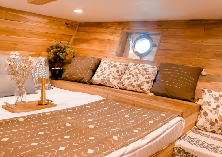 Semesta Liveaboard, open trip labuan bajo, labuan bajo, open trip navila liveaboard, komodo national park, komodo island, komodo dragon, pink beach, padar island, 3 days 2 nights labuan bajo open trip, open trip labuan bajo, open trip komodo island, komodo sailing tour