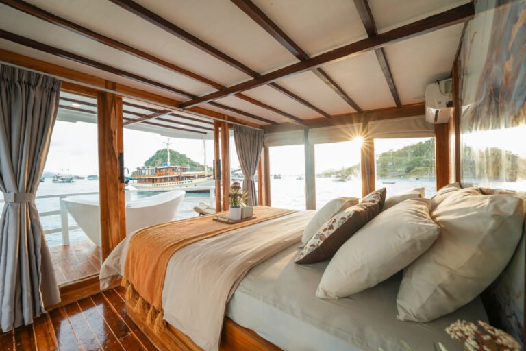 Akassa Cruise, open trip labuan bajo, labuan bajo, open trip navila liveaboard, komodo national park, komodo island, komodo dragon, pink beach, padar island, 3 days 2 nights labuan bajo open trip, open trip labuan bajo, open trip komodo island, komodo sailing tour