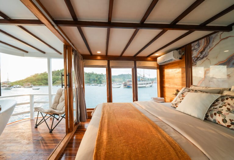 Akassa Cruise, open trip labuan bajo, labuan bajo, open trip navila liveaboard, komodo national park, komodo island, komodo dragon, pink beach, padar island, 3 days 2 nights labuan bajo open trip, open trip labuan bajo, open trip komodo island, komodo sailing tour