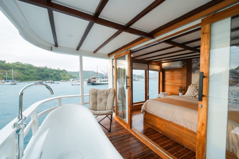 Akassa Cruise, open trip labuan bajo, labuan bajo, open trip navila liveaboard, komodo national park, komodo island, komodo dragon, pink beach, padar island, 3 days 2 nights labuan bajo open trip, open trip labuan bajo, open trip komodo island, komodo sailing tour