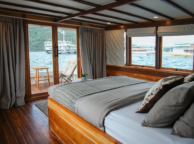 Akassa Cruise, open trip labuan bajo, labuan bajo, open trip navila liveaboard, komodo national park, komodo island, komodo dragon, pink beach, padar island, 3 days 2 nights labuan bajo open trip, open trip labuan bajo, open trip komodo island, komodo sailing tour