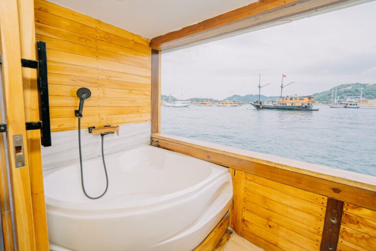 Semesta Liveaboard, open trip labuan bajo, labuan bajo, open trip navila liveaboard, komodo national park, komodo island, komodo dragon, pink beach, padar island, 3 days 2 nights labuan bajo open trip, open trip labuan bajo, open trip komodo island, komodo sailing tour