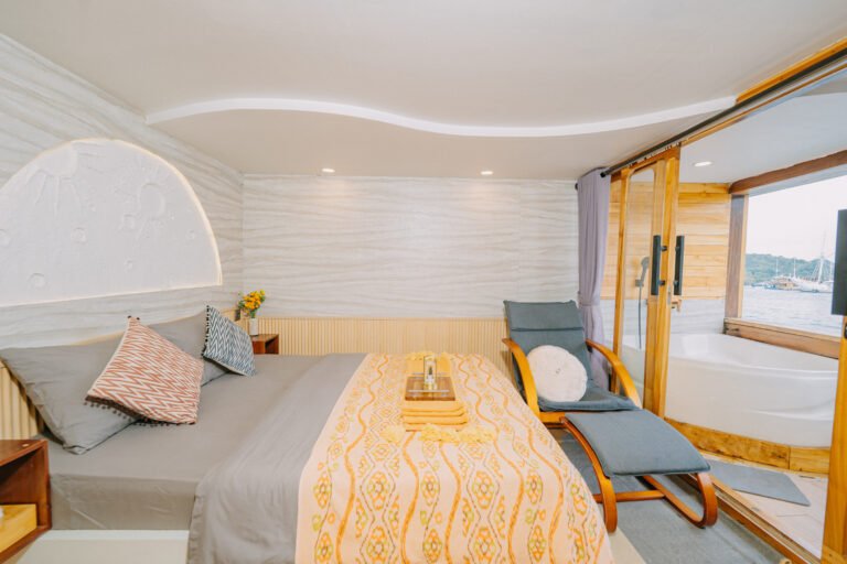 Semesta Liveaboard, open trip labuan bajo, labuan bajo, open trip navila liveaboard, komodo national park, komodo island, komodo dragon, pink beach, padar island, 3 days 2 nights labuan bajo open trip, open trip labuan bajo, open trip komodo island, komodo sailing tour