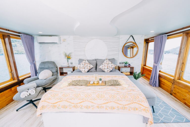 Semesta Liveaboard, open trip labuan bajo, labuan bajo, open trip navila liveaboard, komodo national park, komodo island, komodo dragon, pink beach, padar island, 3 days 2 nights labuan bajo open trip, open trip labuan bajo, open trip komodo island, komodo sailing tour