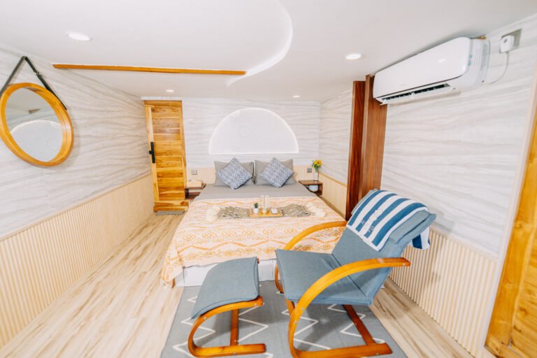Semesta Liveaboard, open trip labuan bajo, labuan bajo, open trip navila liveaboard, komodo national park, komodo island, komodo dragon, pink beach, padar island, 3 days 2 nights labuan bajo open trip, open trip labuan bajo, open trip komodo island, komodo sailing tour