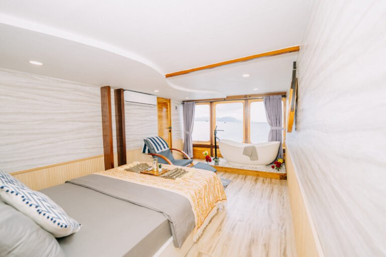 Semesta Liveaboard, open trip labuan bajo, labuan bajo, open trip navila liveaboard, komodo national park, komodo island, komodo dragon, pink beach, padar island, 3 days 2 nights labuan bajo open trip, open trip labuan bajo, open trip komodo island, komodo sailing tour