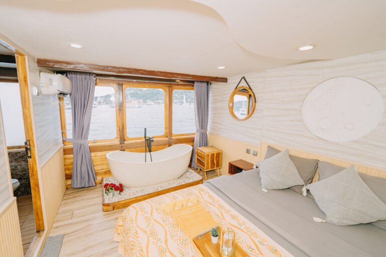 Semesta Liveaboard, open trip labuan bajo, labuan bajo, open trip navila liveaboard, komodo national park, komodo island, komodo dragon, pink beach, padar island, 3 days 2 nights labuan bajo open trip, open trip labuan bajo, open trip komodo island, komodo sailing tour