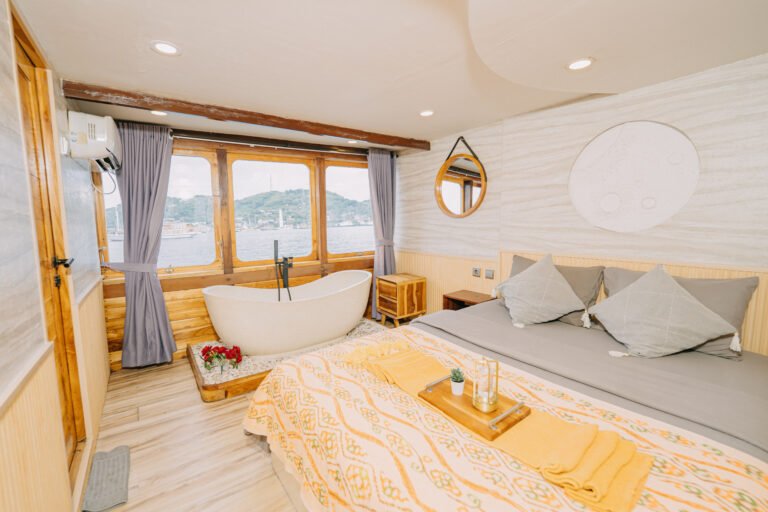 Semesta Liveaboard, open trip labuan bajo, labuan bajo, open trip navila liveaboard, komodo national park, komodo island, komodo dragon, pink beach, padar island, 3 days 2 nights labuan bajo open trip, open trip labuan bajo, open trip komodo island, komodo sailing tour