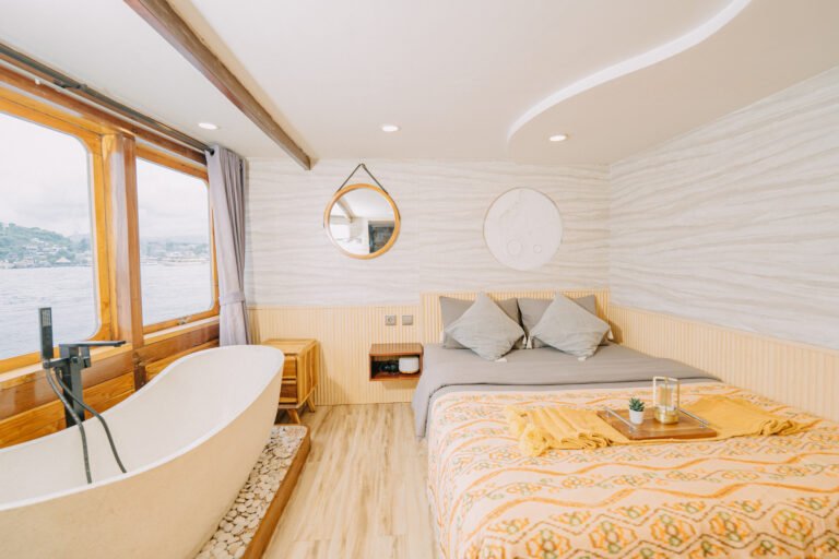 Semesta Liveaboard, open trip labuan bajo, labuan bajo, open trip navila liveaboard, komodo national park, komodo island, komodo dragon, pink beach, padar island, 3 days 2 nights labuan bajo open trip, open trip labuan bajo, open trip komodo island, komodo sailing tour