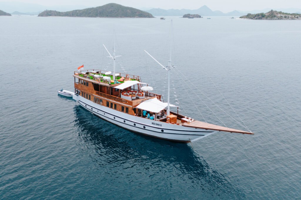 Magika Liveaboard, open trip labuan bajo, labuan bajo, open trip navila liveaboard, komodo national park, komodo island, komodo dragon, pink beach, padar island, 3 days 2 nights labuan bajo open trip, open trip labuan bajo, open trip komodo island, komodo sailing tour