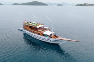Magika Liveaboard, open trip labuan bajo, labuan bajo, open trip navila liveaboard, komodo national park, komodo island, komodo dragon, pink beach, padar island, 3 days 2 nights labuan bajo open trip, open trip labuan bajo, open trip komodo island, komodo sailing tour