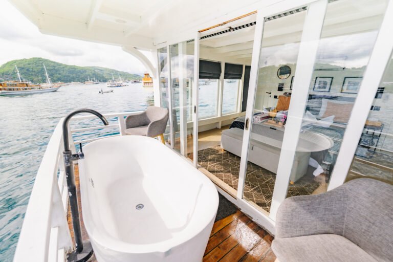 Derya Liveaboard, open trip labuan bajo, labuan bajo, open trip navila liveaboard, komodo national park, komodo island, komodo dragon, pink beach, padar island, 3 days 2 nights labuan bajo open trip, open trip labuan bajo, open trip komodo island, komodo sailing tour