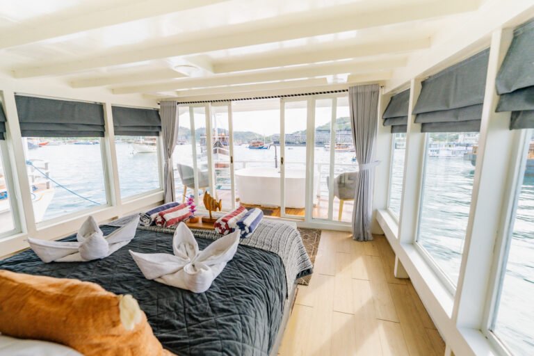 Derya Liveaboard, open trip labuan bajo, labuan bajo, open trip navila liveaboard, komodo national park, komodo island, komodo dragon, pink beach, padar island, 3 days 2 nights labuan bajo open trip, open trip labuan bajo, open trip komodo island, komodo sailing tour