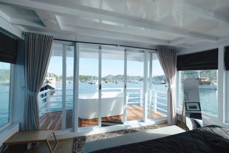 Derya Liveaboard, open trip labuan bajo, labuan bajo, open trip navila liveaboard, komodo national park, komodo island, komodo dragon, pink beach, padar island, 3 days 2 nights labuan bajo open trip, open trip labuan bajo, open trip komodo island, komodo sailing tour