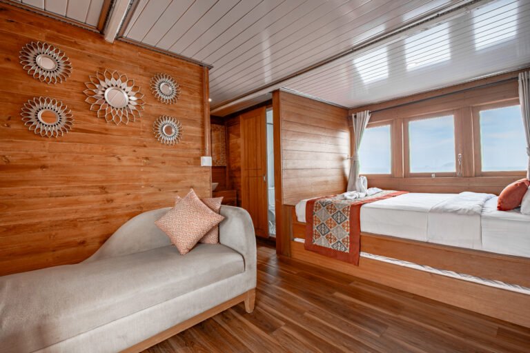 Magika Liveaboard, open trip labuan bajo, labuan bajo, open trip navila liveaboard, komodo national park, komodo island, komodo dragon, pink beach, padar island, 3 days 2 nights labuan bajo open trip, open trip labuan bajo, open trip komodo island, komodo sailing tour