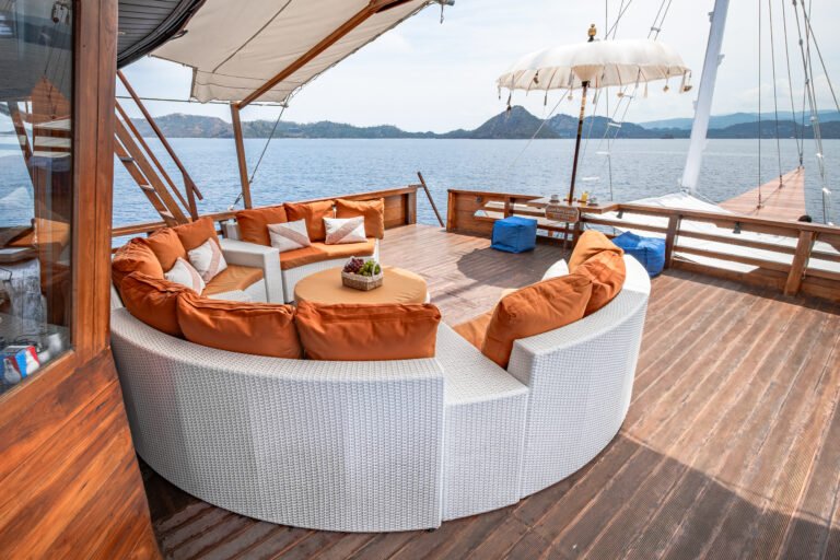 Magika Liveaboard, open trip labuan bajo, labuan bajo, open trip navila liveaboard, komodo national park, komodo island, komodo dragon, pink beach, padar island, 3 days 2 nights labuan bajo open trip, open trip labuan bajo, open trip komodo island, komodo sailing tour