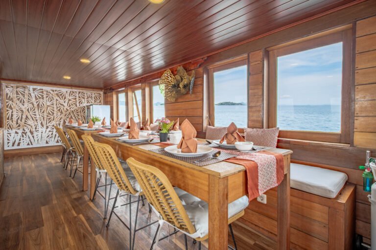 Magika Liveaboard, open trip labuan bajo, labuan bajo, open trip navila liveaboard, komodo national park, komodo island, komodo dragon, pink beach, padar island, 3 days 2 nights labuan bajo open trip, open trip labuan bajo, open trip komodo island, komodo sailing tour