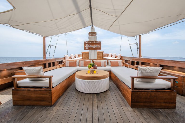 Magika Liveaboard, open trip labuan bajo, labuan bajo, open trip navila liveaboard, komodo national park, komodo island, komodo dragon, pink beach, padar island, 3 days 2 nights labuan bajo open trip, open trip labuan bajo, open trip komodo island, komodo sailing tour
