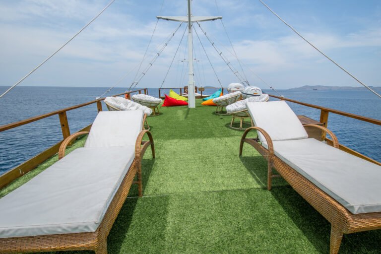 Magika Liveaboard, open trip labuan bajo, labuan bajo, open trip navila liveaboard, komodo national park, komodo island, komodo dragon, pink beach, padar island, 3 days 2 nights labuan bajo open trip, open trip labuan bajo, open trip komodo island, komodo sailing tour