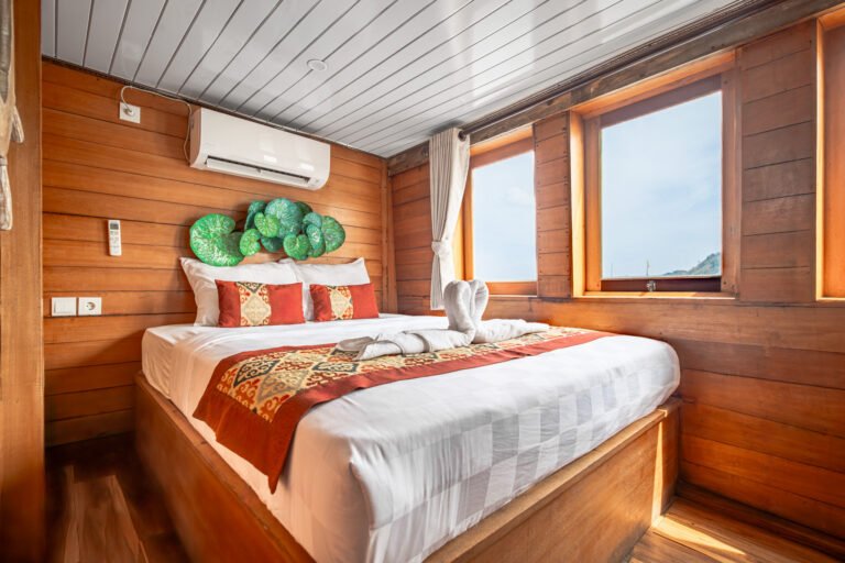 Magika Liveaboard, open trip labuan bajo, labuan bajo, open trip navila liveaboard, komodo national park, komodo island, komodo dragon, pink beach, padar island, 3 days 2 nights labuan bajo open trip, open trip labuan bajo, open trip komodo island, komodo sailing tour