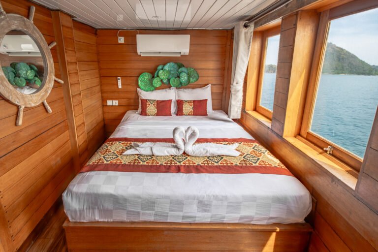 Magika Liveaboard, open trip labuan bajo, labuan bajo, open trip navila liveaboard, komodo national park, komodo island, komodo dragon, pink beach, padar island, 3 days 2 nights labuan bajo open trip, open trip labuan bajo, open trip komodo island, komodo sailing tour