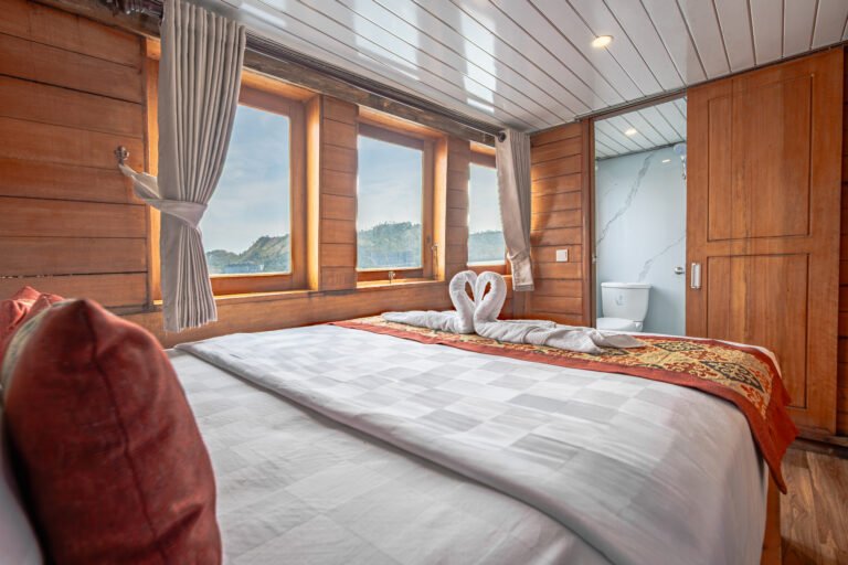 Magika Liveaboard, open trip labuan bajo, labuan bajo, open trip navila liveaboard, komodo national park, komodo island, komodo dragon, pink beach, padar island, 3 days 2 nights labuan bajo open trip, open trip labuan bajo, open trip komodo island, komodo sailing tour