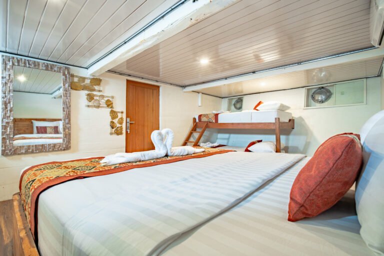 Magika Liveaboard, open trip labuan bajo, labuan bajo, open trip navila liveaboard, komodo national park, komodo island, komodo dragon, pink beach, padar island, 3 days 2 nights labuan bajo open trip, open trip labuan bajo, open trip komodo island, komodo sailing tour