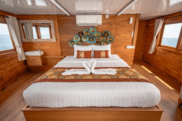 Magika Liveaboard, open trip labuan bajo, labuan bajo, open trip navila liveaboard, komodo national park, komodo island, komodo dragon, pink beach, padar island, 3 days 2 nights labuan bajo open trip, open trip labuan bajo, open trip komodo island, komodo sailing tour