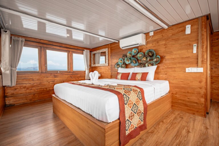 Magika Liveaboard, open trip labuan bajo, labuan bajo, open trip navila liveaboard, komodo national park, komodo island, komodo dragon, pink beach, padar island, 3 days 2 nights labuan bajo open trip, open trip labuan bajo, open trip komodo island, komodo sailing tour