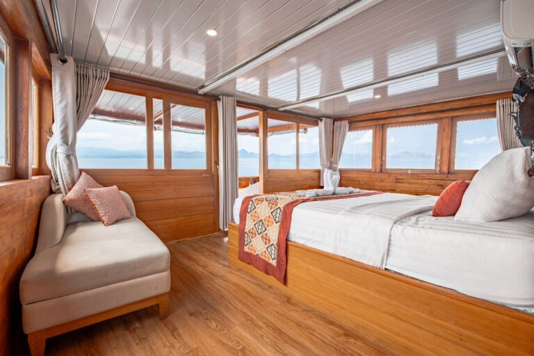 Magika Liveaboard, open trip labuan bajo, labuan bajo, open trip navila liveaboard, komodo national park, komodo island, komodo dragon, pink beach, padar island, 3 days 2 nights labuan bajo open trip, open trip labuan bajo, open trip komodo island, komodo sailing tour