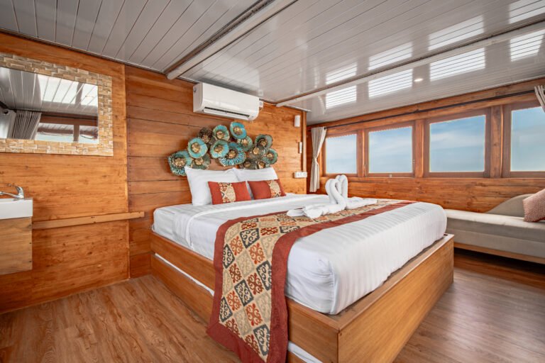Magika Liveaboard, open trip labuan bajo, labuan bajo, open trip navila liveaboard, komodo national park, komodo island, komodo dragon, pink beach, padar island, 3 days 2 nights labuan bajo open trip, open trip labuan bajo, open trip komodo island, komodo sailing tour