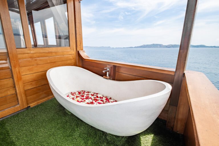 Magika Liveaboard, open trip labuan bajo, labuan bajo, open trip navila liveaboard, komodo national park, komodo island, komodo dragon, pink beach, padar island, 3 days 2 nights labuan bajo open trip, open trip labuan bajo, open trip komodo island, komodo sailing tour