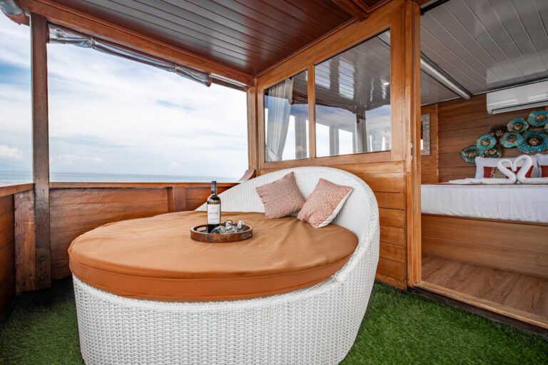 Magika Liveaboard, open trip labuan bajo, labuan bajo, open trip navila liveaboard, komodo national park, komodo island, komodo dragon, pink beach, padar island, 3 days 2 nights labuan bajo open trip, open trip labuan bajo, open trip komodo island, komodo sailing tour
