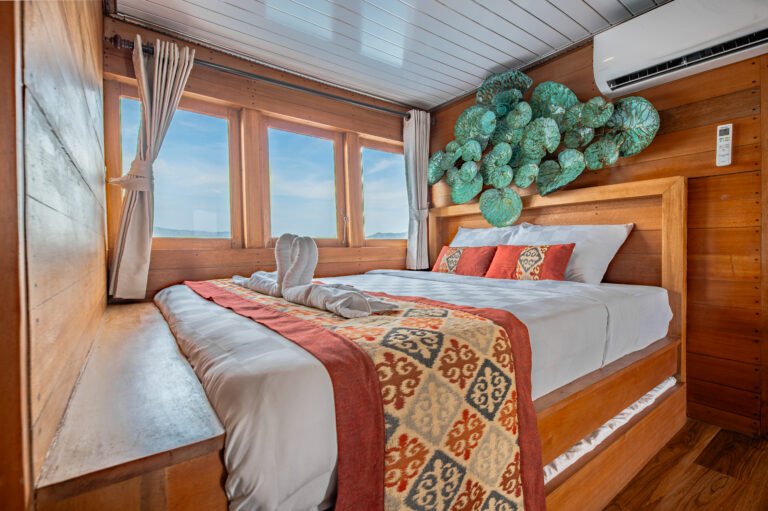 Magika Liveaboard, open trip labuan bajo, labuan bajo, open trip navila liveaboard, komodo national park, komodo island, komodo dragon, pink beach, padar island, 3 days 2 nights labuan bajo open trip, open trip labuan bajo, open trip komodo island, komodo sailing tour