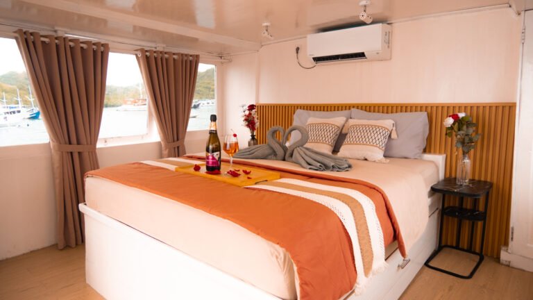 Giona Liveaboard, open trip labuan bajo, labuan bajo, open trip navila liveaboard, komodo national park, komodo island, komodo dragon, pink beach, padar island, 3 days 2 nights labuan bajo open trip, open trip labuan bajo, open trip komodo island, komodo sailing tour