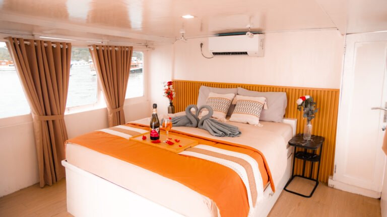 Giona Liveaboard, open trip labuan bajo, labuan bajo, open trip navila liveaboard, komodo national park, komodo island, komodo dragon, pink beach, padar island, 3 days 2 nights labuan bajo open trip, open trip labuan bajo, open trip komodo island, komodo sailing tour