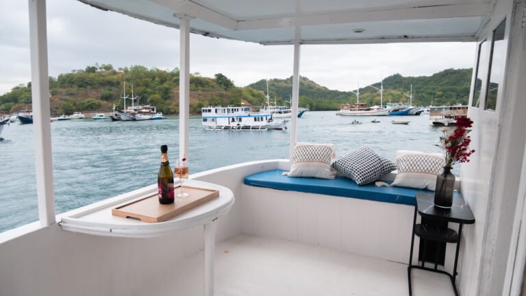 Giona Liveaboard, open trip labuan bajo, labuan bajo, open trip navila liveaboard, komodo national park, komodo island, komodo dragon, pink beach, padar island, 3 days 2 nights labuan bajo open trip, open trip labuan bajo, open trip komodo island, komodo sailing tour