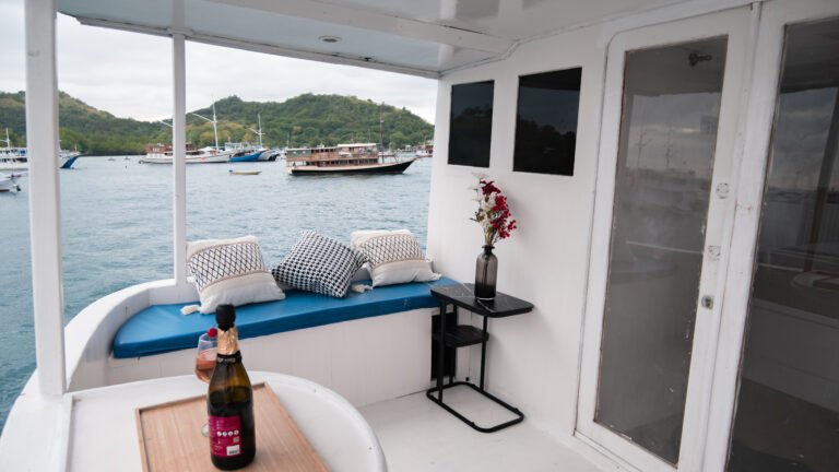 Giona Liveaboard, open trip labuan bajo, labuan bajo, open trip navila liveaboard, komodo national park, komodo island, komodo dragon, pink beach, padar island, 3 days 2 nights labuan bajo open trip, open trip labuan bajo, open trip komodo island, komodo sailing tour