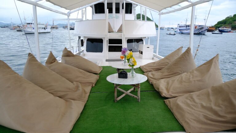 Giona Liveaboard, open trip labuan bajo, labuan bajo, open trip navila liveaboard, komodo national park, komodo island, komodo dragon, pink beach, padar island, 3 days 2 nights labuan bajo open trip, open trip labuan bajo, open trip komodo island, komodo sailing tour